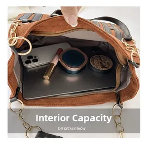 Vue intérieure du sac cabas en daim marron avec grande capacité pour iPad et accessoires