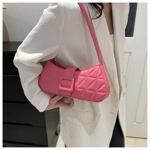 Détail du sac porté épaule rose matelassé avec boucle et coutures en losanges