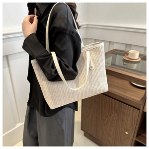 Sac fourre-tout tissé beige chic avec bandoulières en cuir pour les déplacements