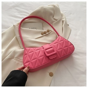 Dettaglio borsa a spalla in pelle rosa trapuntata con fibbia quadrata decorativa