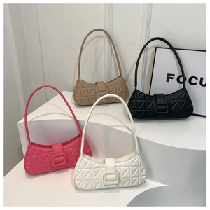 Gros plan de quatre sacs matelassés en rose, beige, noir et blanc sur des marches
