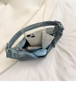 Geräumiger Innenraum der Denim-Schultertasche mit Platz für Handy und Kosmetik