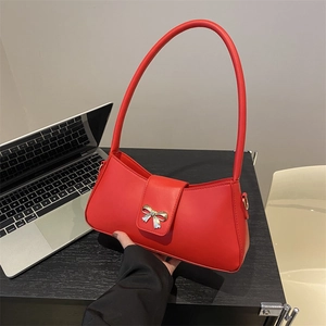 Sac baguette minimaliste en cuir rouge avec boucle métallique en nœud argenté