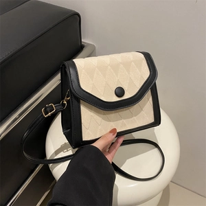 Sac à bandoulière en maille beige matelassé avec bordure en similicuir noir chic