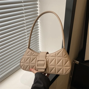 Sac baguette beige matelassé élégant avec coutures géométriques et boucle carrée chic