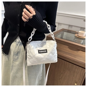 Dettaglio borsa shopper bianca trapuntata con manico a catena e inserto fashion