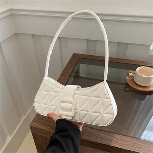 Sac baguette blanc élégant matelassé avec surpiqûres losanges et boucle carrée chic