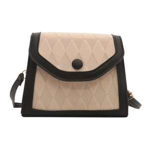 Sac à bandoulière matelassé beige minimaliste avec bordure en cuir noir et grand bouton