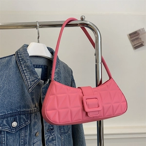 Sac baguette rose matelassé avec grande boucle carrée et motif géométrique de surpiqûres