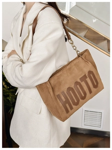 Détail du sac cabas en velours marron avec broderie HOOTO et bandoulière chaîne à l'épaule