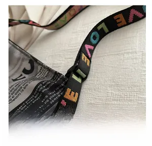 Détail du cabas en toile avec lettres LOVE colorées sur la large bandoulière réglable