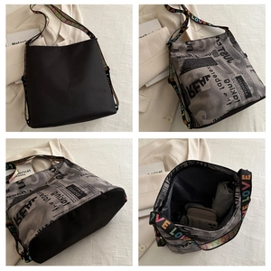 Vue détaillée du grand sac cabas avec un design double face noir et imprimé journal