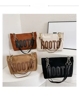 Collection de sacs cabas en daim givré en quatre couleurs avec broderie de lettres HOOT