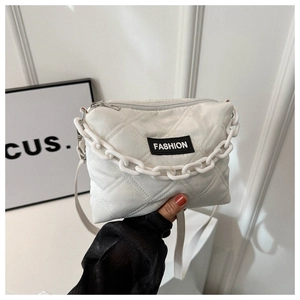 Dettaglio della borsa shopper bianca trapuntata con catena in plastica e logo FASHION