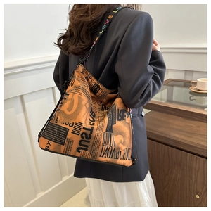 Détail du grand sac cabas avec imprimé journal marron et bandoulière tissée colorée