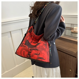 Détail du sac cabas rouge avec lettres noires et bandoulière LOVE brodée
