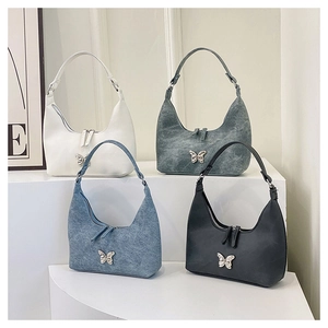 Vier farbige Hobo-Taschen mit silbernen Schmetterlingsschnallen auf gestufter Auslage