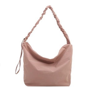 Sac fourre-tout rose imperméable en nylon avec anse plissée et intérieur spacieux