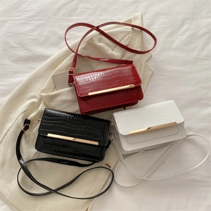 Crocodile Pattern PU Leather Crossbody Bag For Women Retro Small Square Shoulder Purse With Golden Metal Bar Flip Cover