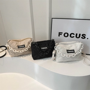 Borsa Tracolla Trapuntata Motivo Diamante Nylon Imbottito Con Catena Resina Etichetta Moda Casual Pendolare Donne