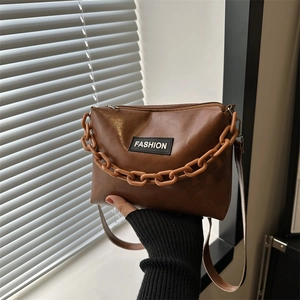 Sac bandoulière en cuir PU marron avec chaîne acrylique et étiquette FASHION