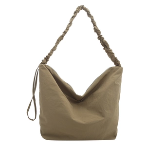 Große khakifarbene Hobo-Tasche mit plissiertem Schultergurt und Segeltuch-Design