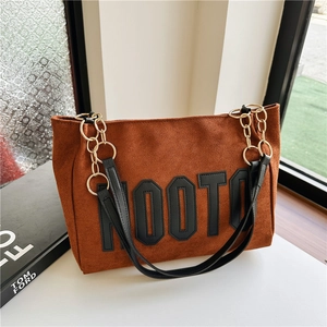 Sac fourre-tout en daim marron avec lettrage NOOTO et chaîne dorée pour le bureau
