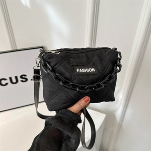 Borsa tote trapuntata nera minimalista con catena spessa e dettaglio etichetta moda