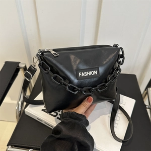Sac à bandoulière noir brillant minimaliste avec chaîne acrylique et logo mode