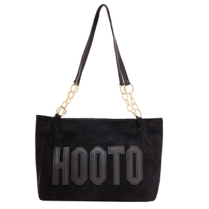 Sac cabas en daim noir avec écusson HOOTO et bandoulière chaîne dorée sur fond blanc