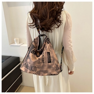 Détail d'un sac cabas tendance avec imprimé journal vintage et bandoulière tissée noire