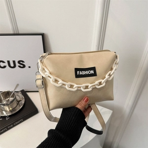Sac à bandoulière minimaliste en cuir PU beige avec chaîne acrylique et étiquette