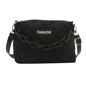 Elegante borsa trapuntata nera con catena ed etichetta moda per il pendolarismo