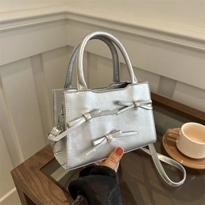 Borsa a mano argento con fiocchi e perle dotata di tracolla rimovibile da donna