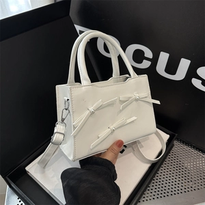 Mini borsa tote bianca con fiocchi di perle e tracolla rimovibile regolabile