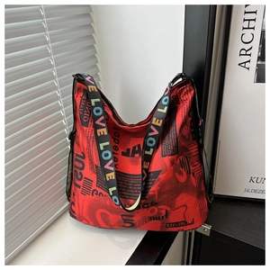 Vue détaillée du grand sac cabas rouge avec imprimé graffiti et bandoulière brodée LOVE