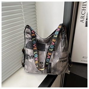 Détail du sac cabas imprimé journal avec bandoulière jacquard LOVE colorée
