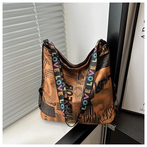 Détail du sac cabas en toile avec imprimé journal rétro et bandoulière brodée LOVE
