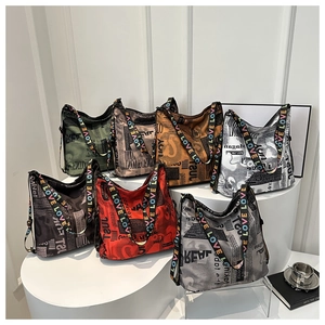 Détails de sept sacs cabas imprimé journal avec bandoulières jacquard LOVE arc-en-ciel