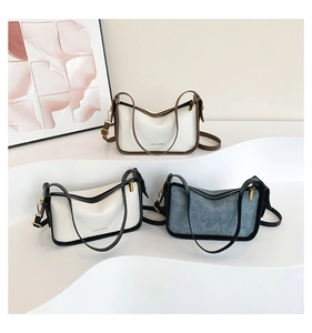 Drie elegante vintage schoudertassen in beige en grijs met lederen bies op witte voetstukken