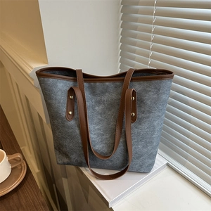 Minimalist large-capacity tote bag in dark grey felt with brown leather trim and gold rivets