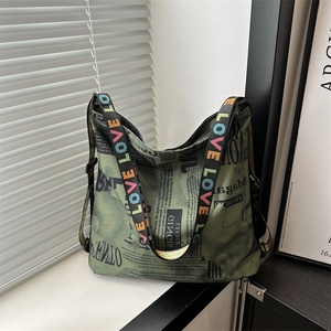 Sac fourre-tout en toile vert foncé avec imprimé journal et bandoulière LOVE brodée