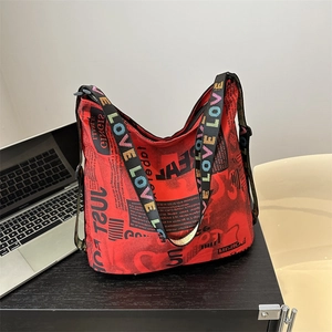 Sac fourre-tout rouge avec imprimé journal graffiti et bandoulière à lettres LOVE