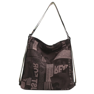 Grand sac cabas avec imprimé journal, fines bretelles noires et design tendance