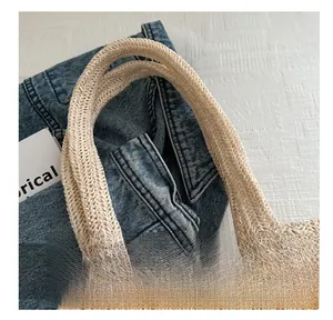 Dettaglio ravvicinato del manico intrecciato beige su una borsa estiva di paglia