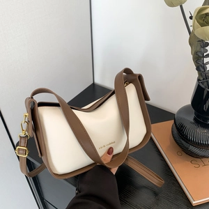 Stylische Leder-Umhängetasche in Beige und Braun mit goldenen Metallelementen