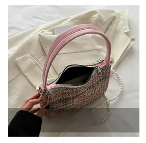 Vue détaillée montrant la capacité intérieure de ce sac à main tissé à bandoulière perle