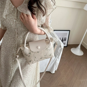Borsa a mano intrecciata con fiori ricamati, patta in pelle e tracolla estiva