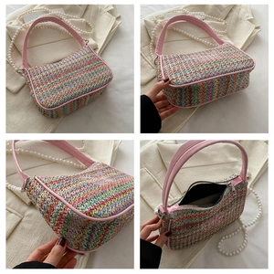 Détails du sac à main tissé coloré avec bordure rose et bandoulière en perles