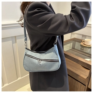 Borsa hobo in denim azzurro da donna con doppia cerniera argento e tracolla regolabile